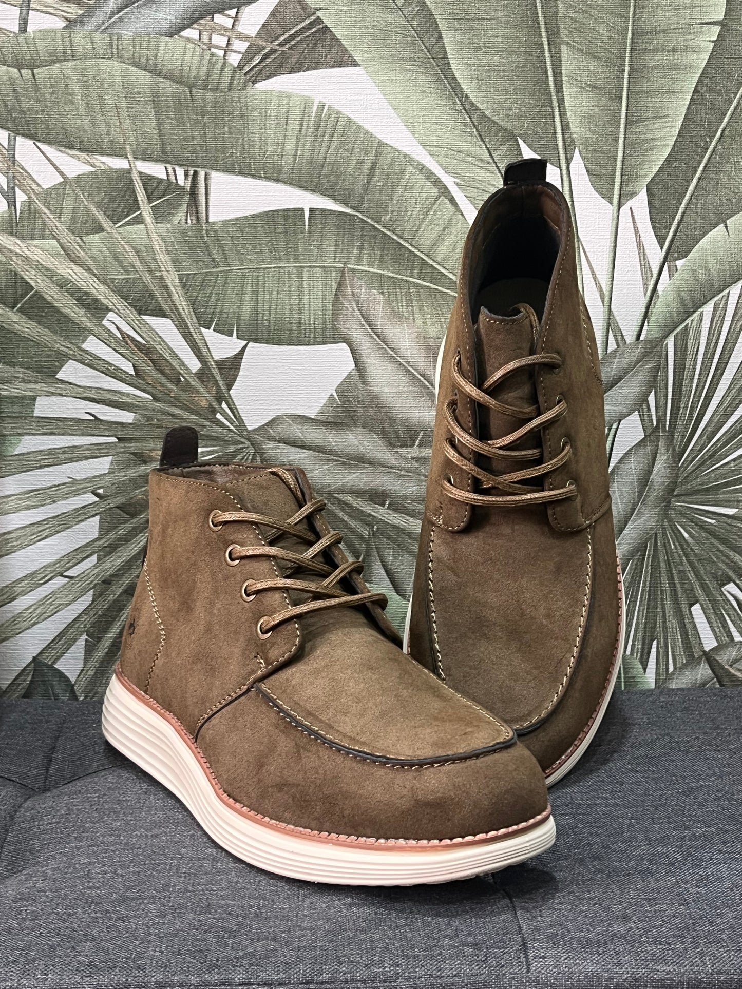 Bota de piel de ante.